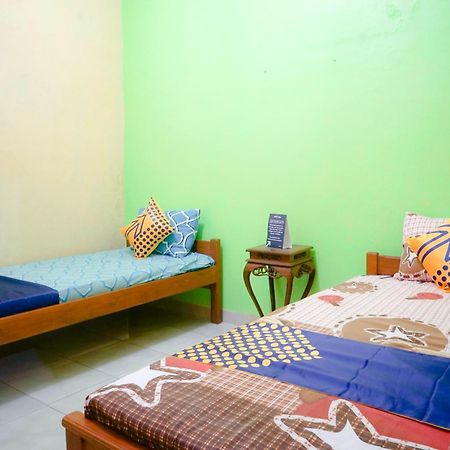 Oyo 2440 Wallet Family Residence Syariah Lumajang Exterior photo